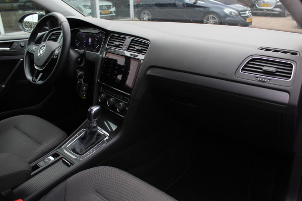 Volkswagen e-Golf E-DITION / CarPlay / Virtual Cockpit / Warmtepomp / 17'' / Parkeerhulp V+A / Stoelverwarming / DAB / ACC Volkswagen e-Golf E-DITION / CarPlay / Virtual Cockpit / Warmtepomp / 17'' / Parkeerhulp V+A / Stoelverwarming / DAB / ACC