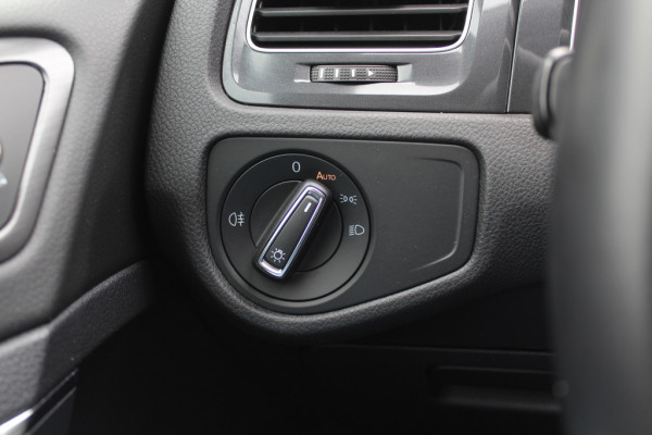 Volkswagen e-Golf E-DITION / CarPlay / Virtual Cockpit / Warmtepomp / 17'' / Parkeerhulp V+A / Stoelverwarming / DAB / ACC Volkswagen e-Golf E-DITION / CarPlay / Virtual Cockpit / Warmtepomp / 17'' / Parkeerhulp V+A / Stoelverwarming / DAB / ACC