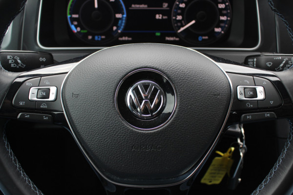 Volkswagen e-Golf E-DITION / CarPlay / Virtual Cockpit / Warmtepomp / 17'' / Parkeerhulp V+A / Stoelverwarming / DAB / ACC Volkswagen e-Golf E-DITION / CarPlay / Virtual Cockpit / Warmtepomp / 17'' / Parkeerhulp V+A / Stoelverwarming / DAB / ACC