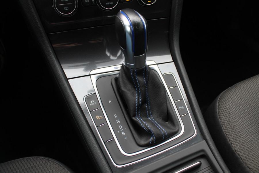 Volkswagen e-Golf E-DITION / CarPlay / Virtual Cockpit / Warmtepomp / 17'' / Parkeerhulp V+A / Stoelverwarming / DAB / ACC Volkswagen e-Golf E-DITION / CarPlay / Virtual Cockpit / Warmtepomp / 17'' / Parkeerhulp V+A / Stoelverwarming / DAB / ACC