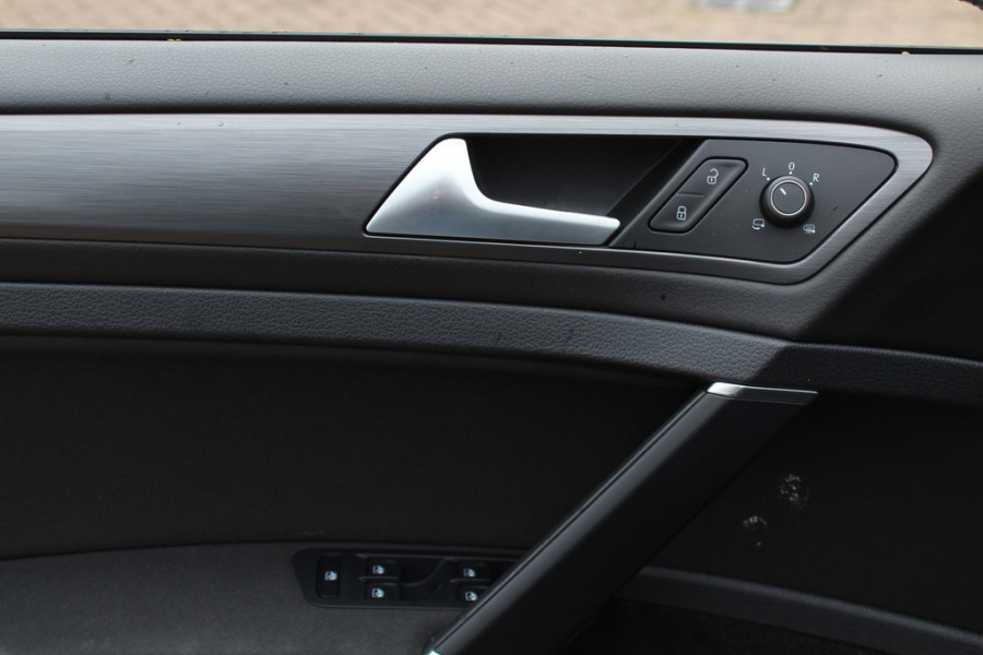 Volkswagen e-Golf E-DITION / CarPlay / Virtual Cockpit / Warmtepomp / 17'' / Parkeerhulp V+A / Stoelverwarming / DAB / ACC Volkswagen e-Golf E-DITION / CarPlay / Virtual Cockpit / Warmtepomp / 17'' / Parkeerhulp V+A / Stoelverwarming / DAB / ACC
