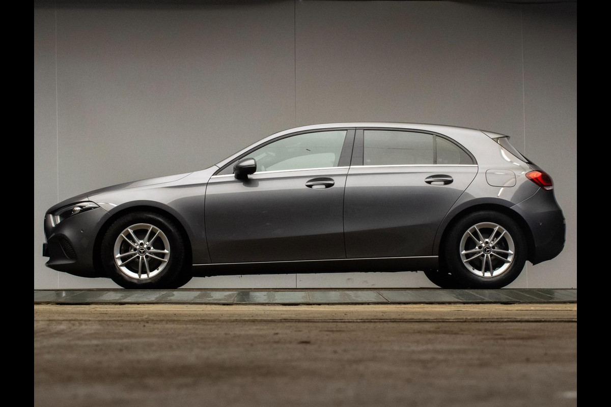 Mercedes-Benz A-Klasse 200 Business Sport (STERRENHEMEL,APPLE CARPLAY,NAVI,SPORTSTOELEN,STOELVERWARMING,CAMERA,LED,GETINT,PDC) Mercedes-Benz A-Klasse 200 Business Sport (STERRENHEMEL,APPLE CARPLAY,NAVI,SPORTSTOELEN,STOELVERWARMING,CAMERA,LED,GETINT,PDC)