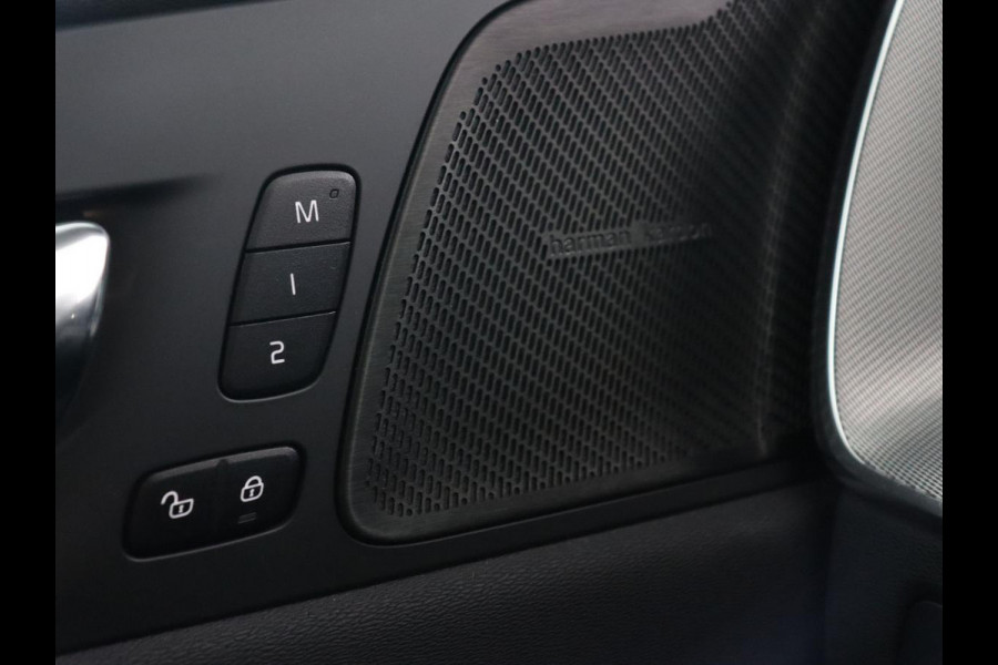 Volvo XC60 2.0 Recharge T8 AWD R Design | Panoramadak | Head-Up | 360 Camera | Stoel & stuurverwarming | Carplay | Keyless | Harman/Kardon | Navigatie | Half leder | Memory | PHEV | Plug In