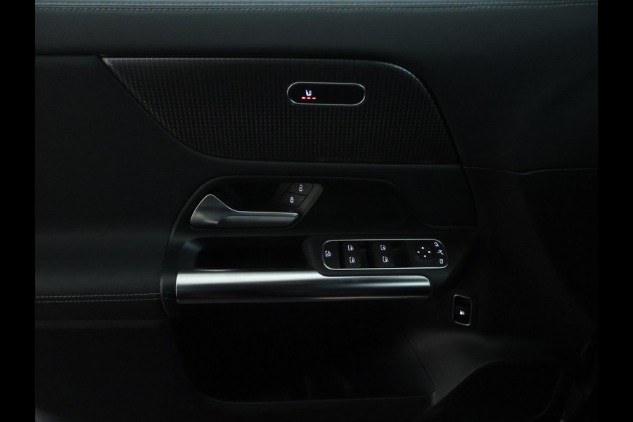 Mercedes-Benz GLA 250 e Plug-In Hybride Trekhaak | Night Pakket |Stoelverwarming voor | Distronic | Achteruitrijcamera | Keyless go | Dodehoek Assist.. Inclusief 24 maanden MB Certified garantie voor Europa.