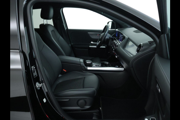 Mercedes-Benz GLA 250 e Plug-In Hybride Trekhaak | Night Pakket |Stoelverwarming voor | Distronic | Achteruitrijcamera | Keyless go | Dodehoek Assist.. Inclusief 24 maanden MB Certified garantie voor Europa.