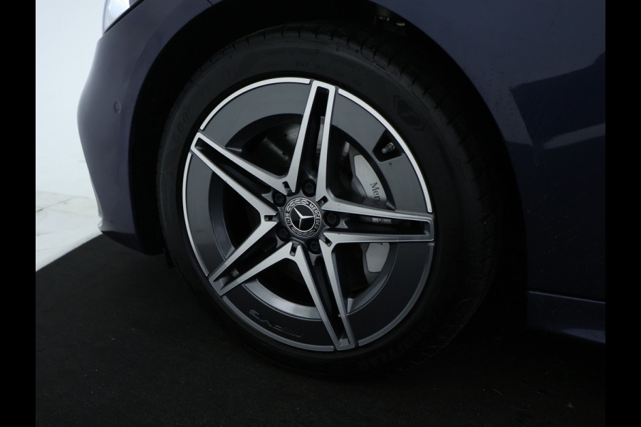 Mercedes-Benz C-Klasse Estate 300 e AMG Plug-In Hybride AMG Line | Trekhaak | Panorama Schuif-Kanrteldak | Distronic | Stuur en Stoelverwarming. Inclusief 24 maanden Mercedes-Benz Certified garantie voor Europa.