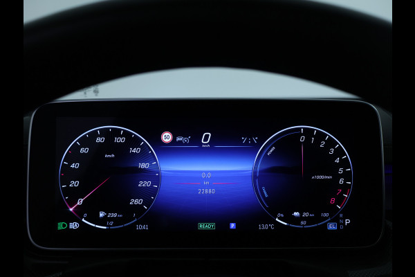 Mercedes-Benz C-Klasse Estate 300 e AMG Plug-In Hybride AMG Line | Trekhaak | Panorama Schuif-Kanrteldak | Distronic | Stuur en Stoelverwarming. Inclusief 24 maanden Mercedes-Benz Certified garantie voor Europa.