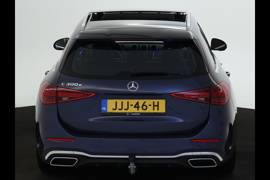 Mercedes-Benz C-Klasse Estate 300 e AMG Plug-In Hybride AMG Line | Trekhaak | Panorama Schuif-Kanrteldak | Distronic | Stuur en Stoelverwarming. Inclusief 24 maanden Mercedes-Benz Certified garantie voor Europa.