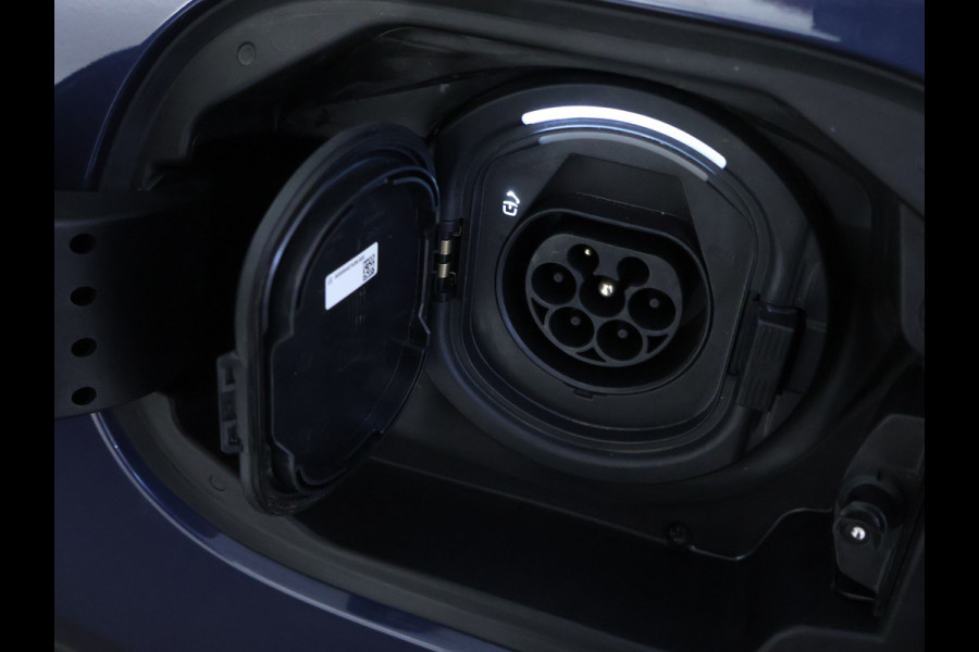 Mercedes-Benz C-Klasse Estate 300 e AMG Plug-In Hybride AMG Line | Trekhaak | Panorama Schuif-Kanrteldak | Distronic | Stuur en Stoelverwarming. Inclusief 24 maanden Mercedes-Benz Certified garantie voor Europa.