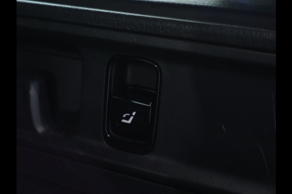 Mercedes-Benz C-Klasse Estate 300 e AMG Plug-In Hybride AMG Line | Trekhaak | Panorama Schuif-Kanrteldak | Distronic | Stuur en Stoelverwarming. Inclusief 24 maanden Mercedes-Benz Certified garantie voor Europa.