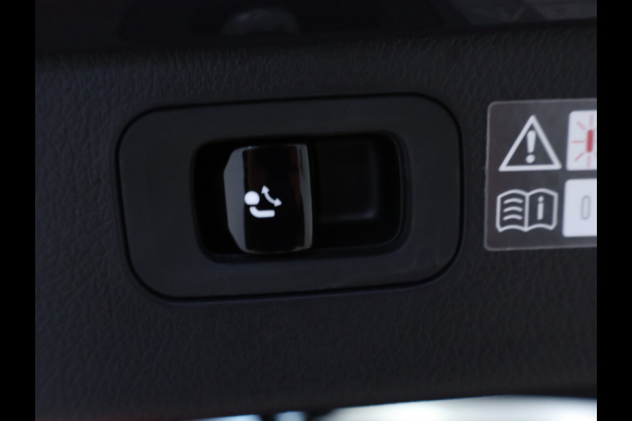 Mercedes-Benz C-Klasse Estate 300 e AMG Plug-In Hybride AMG Line | Trekhaak | Panorama Schuif-Kanrteldak | Distronic | Stuur en Stoelverwarming. Inclusief 24 maanden Mercedes-Benz Certified garantie voor Europa.