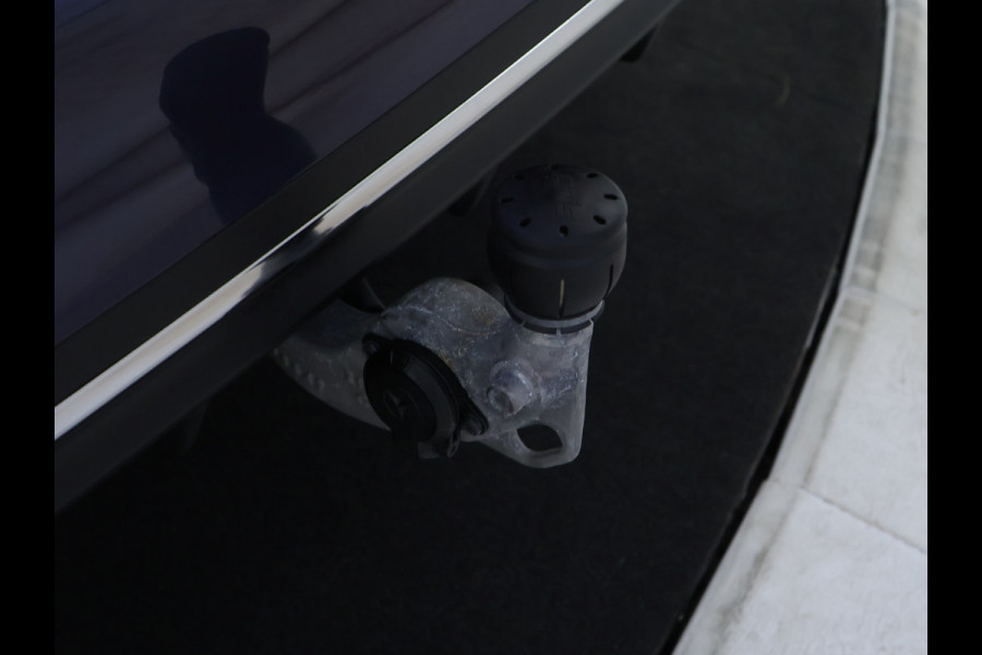Mercedes-Benz C-Klasse Estate 300 e AMG Plug-In Hybride AMG Line | Trekhaak | Panorama Schuif-Kanrteldak | Distronic | Stuur en Stoelverwarming. Inclusief 24 maanden Mercedes-Benz Certified garantie voor Europa.