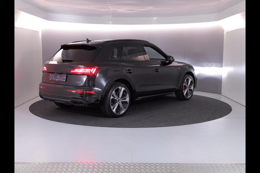 Audi Q5 55 TFSI e quattro S Competition 367 pk S-tronic | Verlengde garantie | Navigatie | Panoramadak | Trekhaak (wegklapbaar) | Parkeersensoren | Achteruitrijcamera | Stoelverwarming v/a | S-Line |