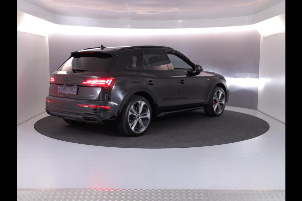 Audi Q5 55 TFSI e quattro S Competition 367 pk S-tronic | Verlengde garantie | Navigatie | Panoramadak | Trekhaak (wegklapbaar) | Parkeersensoren | Achteruitrijcamera | Stoelverwarming v/a | S-Line |