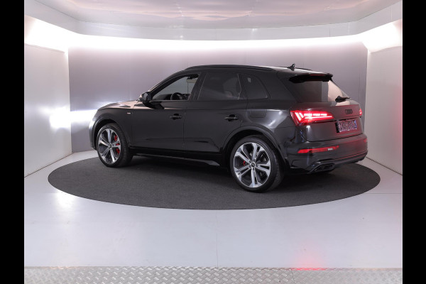 Audi Q5 55 TFSI e quattro S Competition 367 pk S-tronic | Verlengde garantie | Navigatie | Panoramadak | Trekhaak (wegklapbaar) | Parkeersensoren | Achteruitrijcamera | Stoelverwarming v/a | S-Line |
