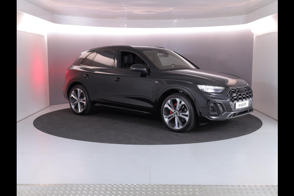 Audi Q5 55 TFSI e quattro S Competition 367 pk S-tronic | Verlengde garantie | Navigatie | Panoramadak | Trekhaak (wegklapbaar) | Parkeersensoren | Achteruitrijcamera | Stoelverwarming v/a | S-Line |