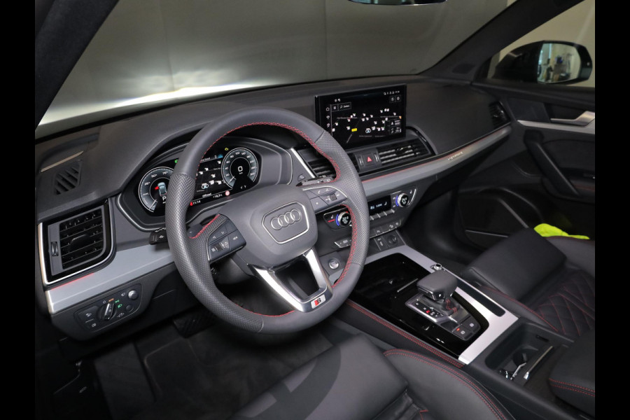 Audi Q5 55 TFSI e quattro S Competition 367 pk S-tronic | Verlengde garantie | Navigatie | Panoramadak | Trekhaak (wegklapbaar) | Parkeersensoren | Achteruitrijcamera | Stoelverwarming v/a | S-Line |
