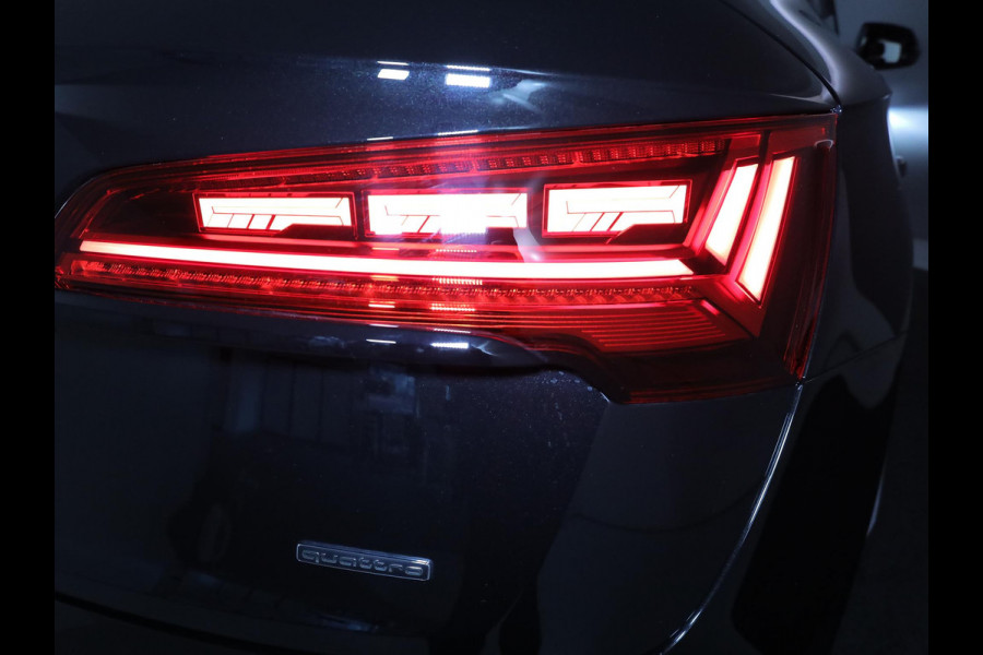Audi Q5 55 TFSI e quattro S Competition 367 pk S-tronic | Verlengde garantie | Navigatie | Panoramadak | Trekhaak (wegklapbaar) | Parkeersensoren | Achteruitrijcamera | Stoelverwarming v/a | S-Line |