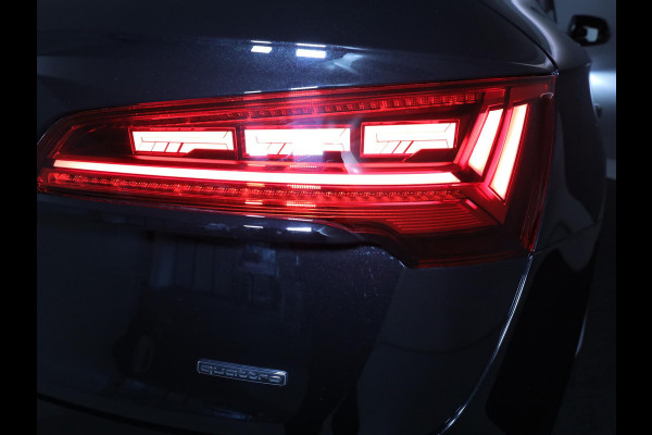 Audi Q5 55 TFSI e quattro S Competition 367 pk S-tronic | Verlengde garantie | Navigatie | Panoramadak | Trekhaak (wegklapbaar) | Parkeersensoren | Achteruitrijcamera | Stoelverwarming v/a | S-Line |