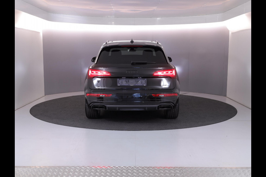 Audi Q5 55 TFSI e quattro S Competition 367 pk S-tronic | Verlengde garantie | Navigatie | Panoramadak | Trekhaak (wegklapbaar) | Parkeersensoren | Achteruitrijcamera | Stoelverwarming v/a | S-Line |