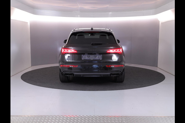 Audi Q5 55 TFSI e quattro S Competition 367 pk S-tronic | Verlengde garantie | Navigatie | Panoramadak | Trekhaak (wegklapbaar) | Parkeersensoren | Achteruitrijcamera | Stoelverwarming v/a | S-Line |