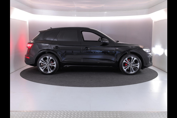 Audi Q5 55 TFSI e quattro S Competition 367 pk S-tronic | Verlengde garantie | Navigatie | Panoramadak | Trekhaak (wegklapbaar) | Parkeersensoren | Achteruitrijcamera | Stoelverwarming v/a | S-Line |