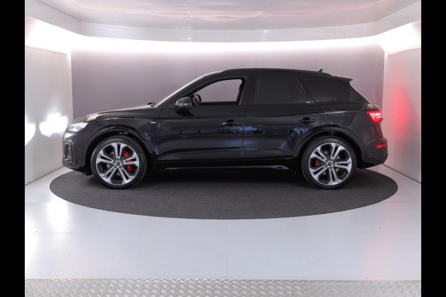 Audi Q5 55 TFSI e quattro S Competition 367 pk S-tronic | Verlengde garantie | Navigatie | Panoramadak | Trekhaak (wegklapbaar) | Parkeersensoren | Achteruitrijcamera | Stoelverwarming v/a | S-Line |