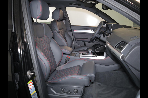 Audi Q5 55 TFSI e quattro S Competition 367 pk S-tronic | Verlengde garantie | Navigatie | Panoramadak | Trekhaak (wegklapbaar) | Parkeersensoren | Achteruitrijcamera | Stoelverwarming v/a | S-Line |