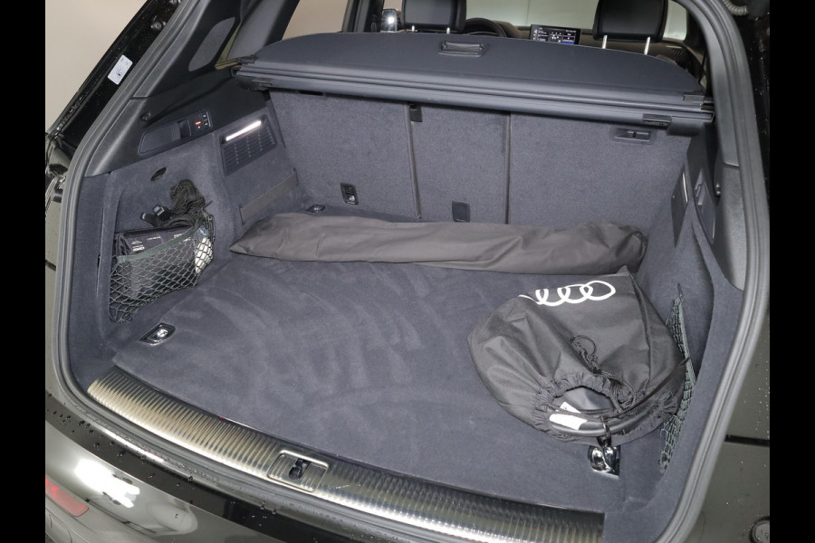Audi Q5 55 TFSI e quattro S Competition 367 pk S-tronic | Verlengde garantie | Navigatie | Panoramadak | Trekhaak (wegklapbaar) | Parkeersensoren | Achteruitrijcamera | Stoelverwarming v/a | S-Line |