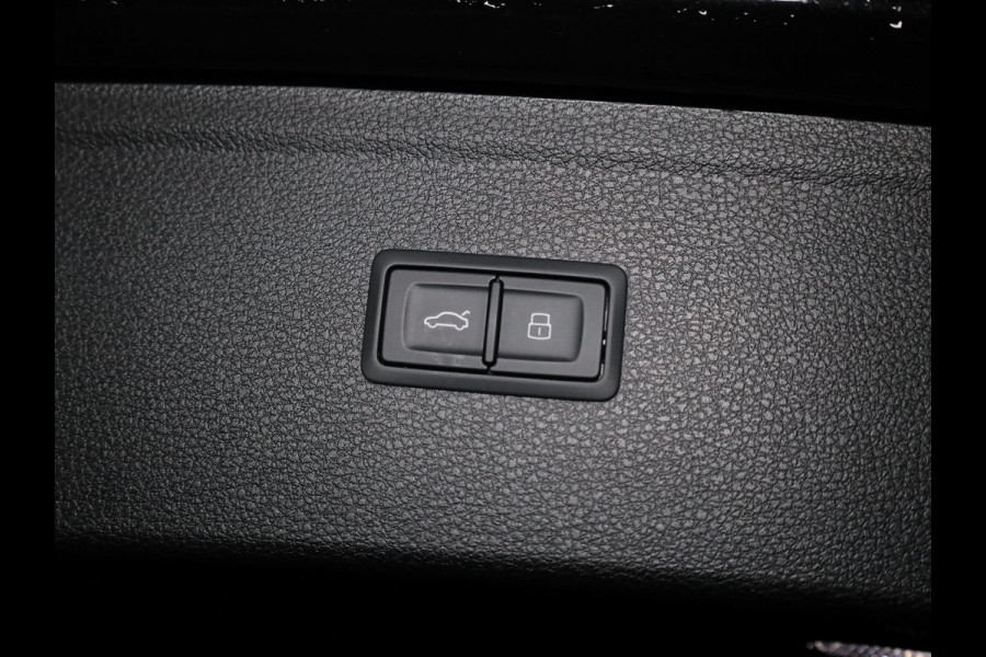 Audi Q5 55 TFSI e quattro S Competition 367 pk S-tronic | Verlengde garantie | Navigatie | Panoramadak | Trekhaak (wegklapbaar) | Parkeersensoren | Achteruitrijcamera | Stoelverwarming v/a | S-Line |