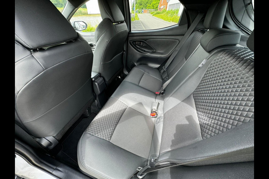 Toyota Yaris 1.5 Hybrid Executive stuur en stoelverwarm. half leer HUD vol Toyota Yaris 1.5 Hybrid Executive stuur en stoelverwarm. half leer HUD vol