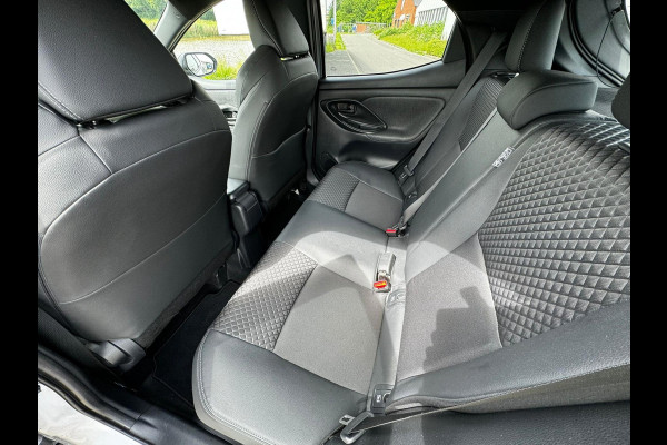 Toyota Yaris 1.5 Hybrid Executive stuur en stoelverwarm. half leer HUD vol Toyota Yaris 1.5 Hybrid Executive stuur en stoelverwarm. half leer HUD vol