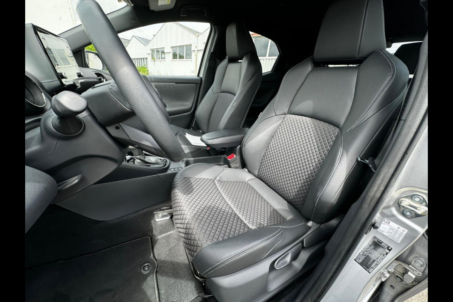 Toyota Yaris 1.5 Hybrid Executive stuur en stoelverwarm. half leer HUD vol Toyota Yaris 1.5 Hybrid Executive stuur en stoelverwarm. half leer HUD vol
