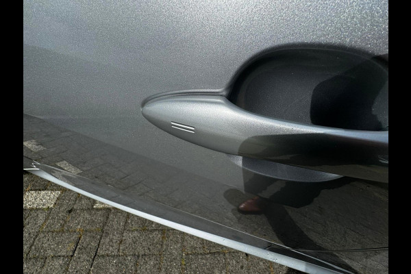 Toyota Yaris 1.5 Hybrid Executive stuur en stoelverwarm. half leer HUD vol Toyota Yaris 1.5 Hybrid Executive stuur en stoelverwarm. half leer HUD vol