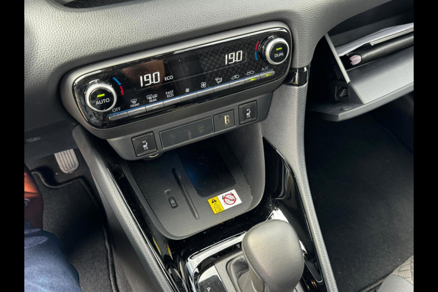 Toyota Yaris 1.5 Hybrid Executive stuur en stoelverwarm. half leer HUD vol Toyota Yaris 1.5 Hybrid Executive stuur en stoelverwarm. half leer HUD vol