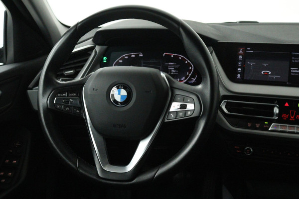 BMW 1-serie 118i Executive Edition (PARKEERSENSOREN, DIGITALE COCKPIT, NAVIGATIE, CRUISE CONTROL, DEALER ONDERHOUDEN)