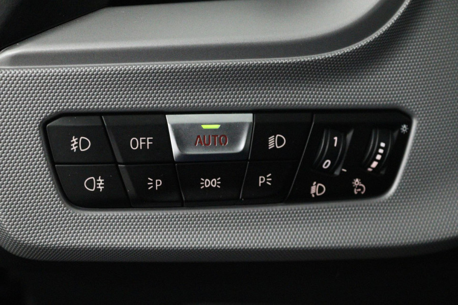 BMW 1-serie 118i Executive Edition (PARKEERSENSOREN, DIGITALE COCKPIT, NAVIGATIE, CRUISE CONTROL, DEALER ONDERHOUDEN)