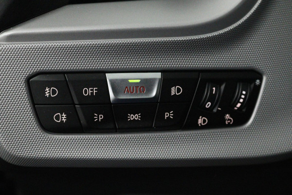 BMW 1-serie 118i Executive Edition (PARKEERSENSOREN, DIGITALE COCKPIT, NAVIGATIE, CRUISE CONTROL, DEALER ONDERHOUDEN)