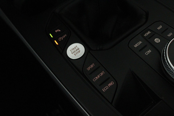 BMW 1-serie 118i Executive Edition (PARKEERSENSOREN, DIGITALE COCKPIT, NAVIGATIE, CRUISE CONTROL, DEALER ONDERHOUDEN)