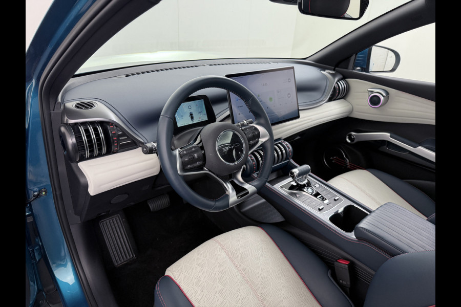 BYD ATTO 3 62kWh Design SOH 96% Panoramadak Leder+Elektr.Verst. Warmtepomp Adaptieve Cruise 360°Camera Apple Carplay Android Auto Elektr.Ac Verkeersbord detectie WiFi DAB Led Rijstrooksensor Keyless Smartphone Entry Fabrieksgarantie tot 12-12-2030 /150.000km Garantie op de LFP Accu tot 12-12-2030/200.000km €44.000,- Nieuw!