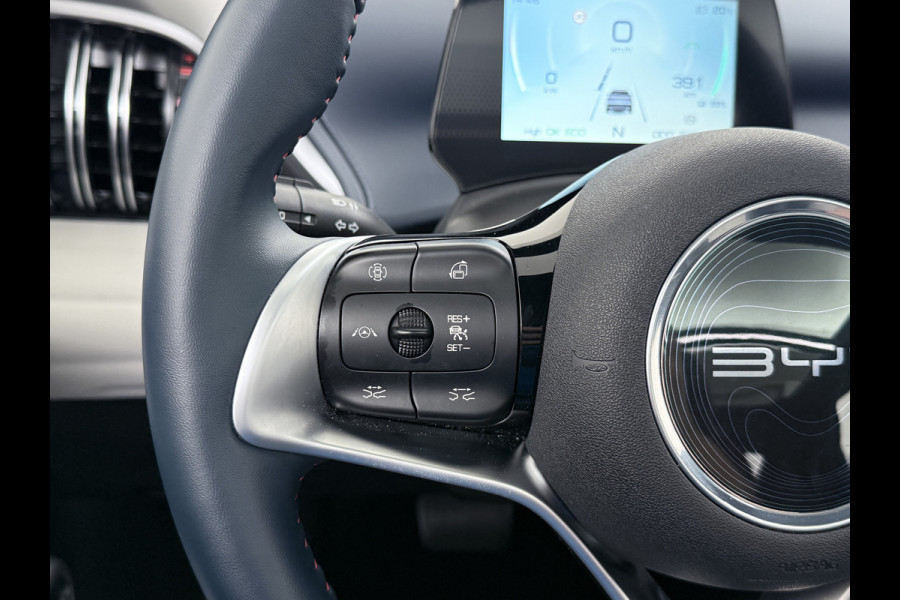 BYD ATTO 3 62kWh Design SOH 96% Panoramadak Leder+Elektr.Verst. Warmtepomp Adaptieve Cruise 360°Camera Apple Carplay Android Auto Elektr.Ac Verkeersbord detectie WiFi DAB Led Rijstrooksensor Keyless Smartphone Entry Fabrieksgarantie tot 12-12-2030 /150.000km Garantie op de LFP Accu tot 12-12-2030/200.000km €44.000,- Nieuw!