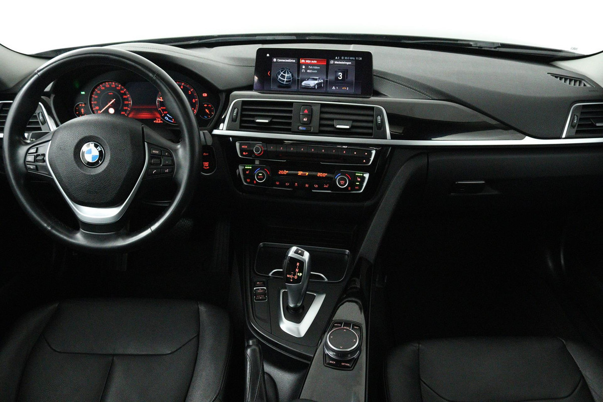 BMW 3 Serie 318i Luxury Edition (PANORAMADAK, DIGITALE COCKPIT, STOELVERWARMING, NAVIGATIE, LEER) BMW 3 Serie 318i Luxury Edition (PANORAMADAK, DIGITALE COCKPIT, STOELVERWARMING, NAVIGATIE, LEER)