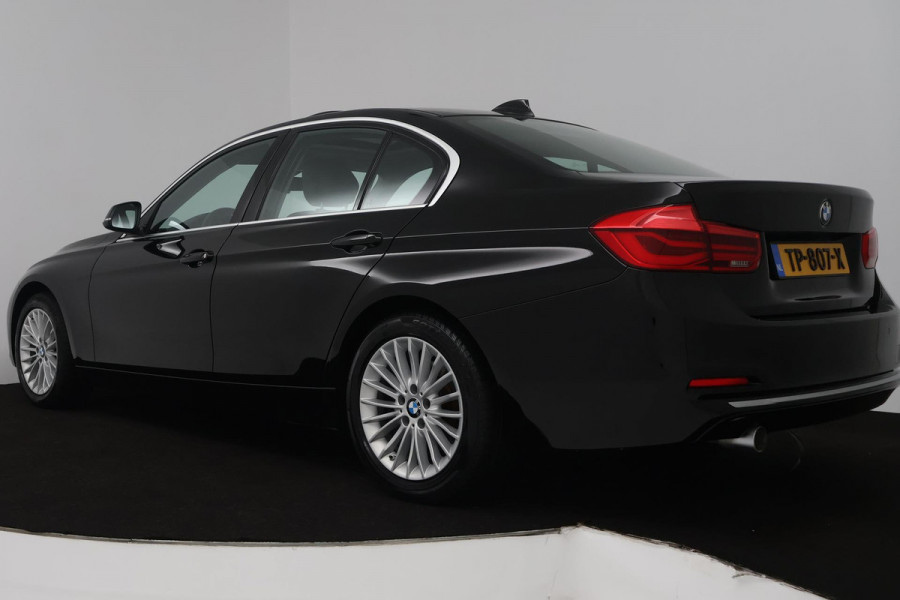 BMW 3 Serie 318i Luxury Edition (PANORAMADAK, DIGITALE COCKPIT, STOELVERWARMING, NAVIGATIE, LEER)
