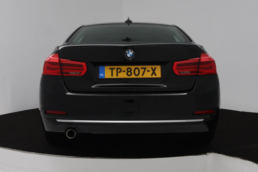 BMW 3 Serie 318i Luxury Edition (PANORAMADAK, DIGITALE COCKPIT, STOELVERWARMING, NAVIGATIE, LEER)