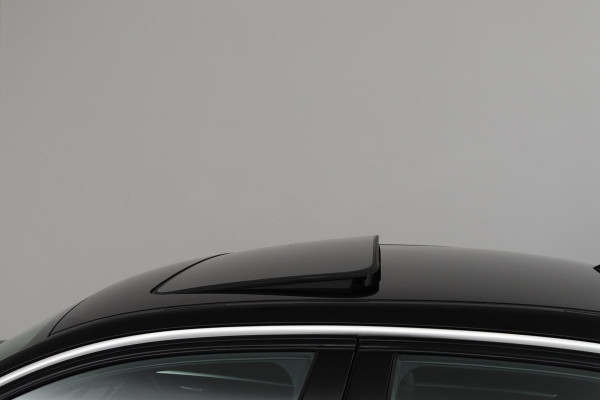BMW 3 Serie 318i Luxury Edition (PANORAMADAK, DIGITALE COCKPIT, STOELVERWARMING, NAVIGATIE, LEER)