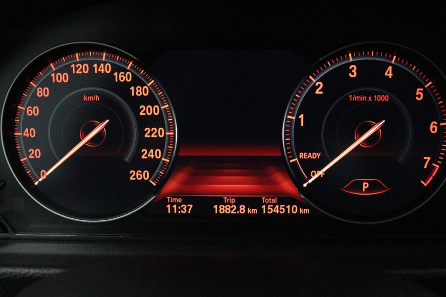 BMW 3 Serie 318i Luxury Edition (PANORAMADAK, DIGITALE COCKPIT, STOELVERWARMING, NAVIGATIE, LEER)