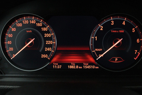 BMW 3 Serie 318i Luxury Edition (PANORAMADAK, DIGITALE COCKPIT, STOELVERWARMING, NAVIGATIE, LEER)