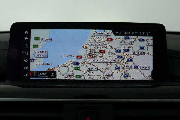 BMW 3 Serie 318i Luxury Edition (PANORAMADAK, DIGITALE COCKPIT, STOELVERWARMING, NAVIGATIE, LEER)