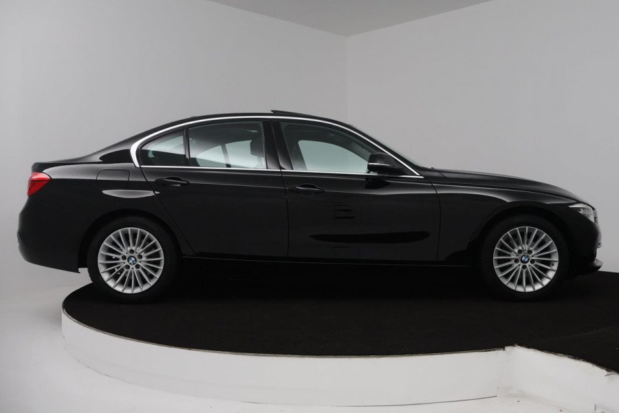 BMW 3 Serie 318i Luxury Edition (PANORAMADAK, DIGITALE COCKPIT, STOELVERWARMING, NAVIGATIE, LEER)