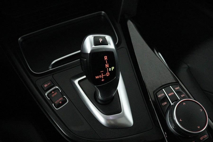 BMW 3 Serie 318i Luxury Edition (PANORAMADAK, DIGITALE COCKPIT, STOELVERWARMING, NAVIGATIE, LEER)